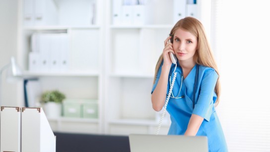 MFA schaut auf, während sie telefoniert